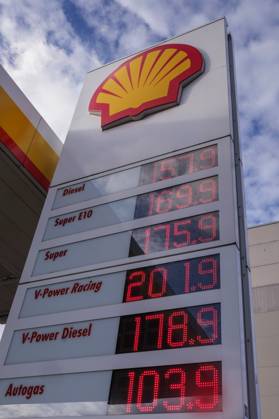 Digital price board at a Shell petrol station Nordrhein-Westfalen Deutschland, Germany GMS17940