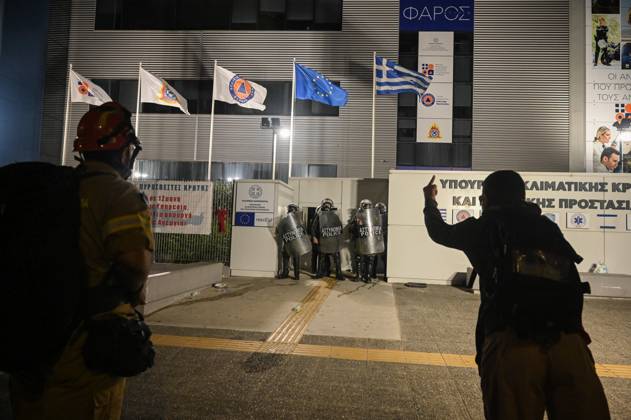 Police use tear gas to disperse Greece s firefighters demanding permanent jobs Seasonal firefighters shout slogans at Riot Police that stand ahead of the Ministry of Climate Crisis and Civil Protection during a protest to demand permanent positions amid hotter summers and worsening wildfires. Athens Greece Copyright: DimitrisxAspiotis