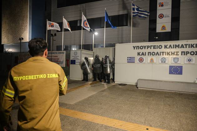 Police use tear gas to disperse Greece s firefighters demanding permanent jobs Seasonal firefighters shout slogans at Riot Police that stand ahead of the Ministry of Climate Crisis and Civil Protection during a protest to demand permanent positions amid hotter summers and worsening wildfires. Athens Greece Copyright: DimitrisxAspiotis