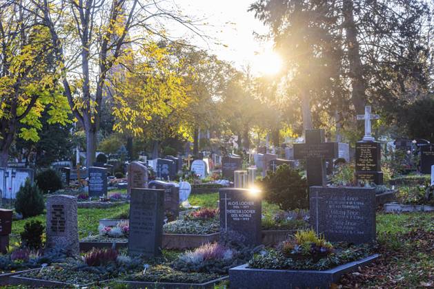 Allerheiligen auf dem Bergfriedhof in Stuttgart. Katholiken gedenken ihrer verstorbenen Angehörigen. Grabschmuck und Kerzen. Stuttgart, Baden-Württemberg, Deutschland, Europa All Saints Day at the Bergfriedhof cemetery in Stuttgart. Catholics commemorate their deceased relatives. Grave decorations and candles. Stuttgart, Baden-Württemberg, Germany, Europe Copyright: imageBROKER ArnulfxHettrich iblhet11689836.jpg
