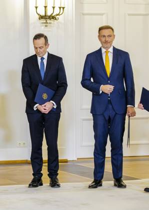 Volker Wissing, Federal Minister for Digital Affairs and Transport and new Federal Minister of Justice, with Christian Lindner FDP , former Federal Minister of Finance after receiving the certificates from the Federal President Berlin, 08 10 2024 Berlin Germany Copyright: xThomasxImox