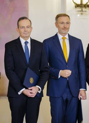 Volker Wissing, Federal Minister for Digital Affairs and Transport and new Federal Minister of Justice, with Christian Lindner FDP , former Federal Minister of Finance after receiving the certificates from the Federal President Berlin, 08 10 2024 Berlin Germany Copyright: xThomasxImox
