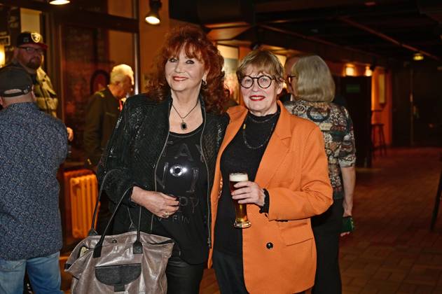 Regina Thoss and Uschi Brüning at the musical satirical book premiere Ostsüppchen bleibt Ostsüppchen 3 0 with Dagmar Gelbke and guests at Wabe Berlin, 06 11 2024 Foto:xM.xWehnertx xFuturexImagex gelbke_4161