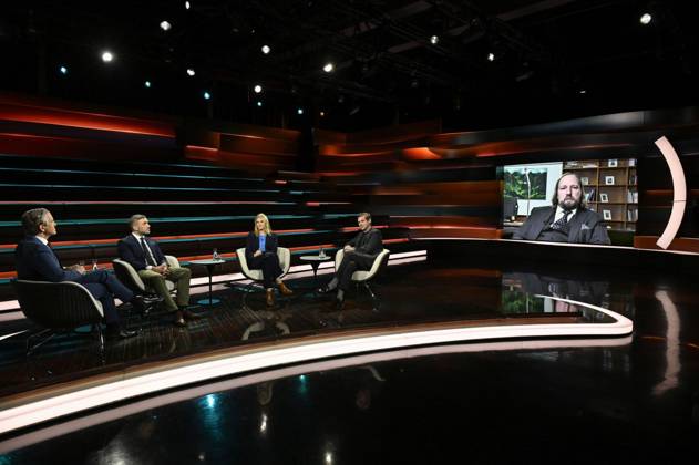 Talkrunde bei Markus Lanz , ZDF 11 24 her Markus Lanz, Konstantin Kuhle, Kerstin Münstermann, Gregor Peter Schmitz und auf dem Monitor zugeschaltet: Anton Hofreiter (v. li.) am 6. November 2024 in Markus Lanz , ZDF TV Fernsehen Talkshow Talk Show Schalte Liveschaltung zugeschaltet Bildschirm live Deutschlan‹‹d deutsch deutsche deutscher Mann Frau Männer Politik Politiker FDP Bündnis 90 Die Grünen Grüne Grüner Chefredakteur Stern Journalistin Italien italienisch italienischer italienisch-deutscher Moderator Fotografie Fotograf Journalist Journalismus journalism journalist author writer host presenter german-italian presenter photographer german politician female quer ganz freistellbar sitzend sprechend zuhörend gestik
