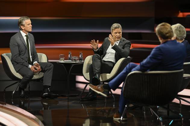 Talkrunde bei Markus Lanz , ZDF 11 24 her Markus Lanz, Robert Habeck, Michael Bröcker und Antje Höning (v. li.) am 7. November 2024 in Markus Lanz , ZDF TV Fernsehen Talkshow Talk Show Deutschlan‹‹d deutsch deutsche deutscher Mann Frau Männer Frauen Politik Politiker Bündnis 90 Die Grünen Grüne Grüner Minister Bundesminister Wirtschaftsminister Vizekanzler Chefredakteur Table.Media Journalistin Wirtschaftsexpertin Wirtschaftsjournalistin Italien italienisch italienischer italienisch-deutscher Moderator Fotografie Fotograf Journalist Journalismus journalism journalist author writer host presenter german-italian presenter photographer german politician female quer ganz freistellbar sitzend sprechend zuhörend gestikulier