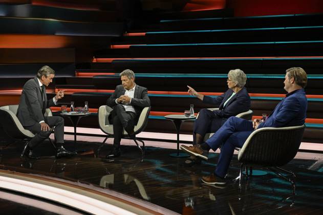 Talkrunde bei Markus Lanz , ZDF 11 24 her Markus Lanz, Robert Habeck, Antje Höning und Michael Bröcker (v. li.) am 7. November 2024 in Markus Lanz , ZDF TV Fernsehen Talkshow Talk Show Deutschlan‹‹d deutsch deutsche deutscher Mann Frau Männer Frauen Politik Politiker Bündnis 90 Die Grünen Grüne Grüner Minister Bundesminister Wirtschaftsminister Vizekanzler Chefredakteur Table.Media Journalistin Wirtschaftsexpertin Wirtschaftsjournalistin Italien italienisch italienischer italienisch-deutscher Moderator Fotografie Fotograf Journalist Journalismus journalism journalist author writer host presenter german-italian presenter photographer german politician female quer ganz freistellbar sitzend sprechend zuhörend gestikulier
