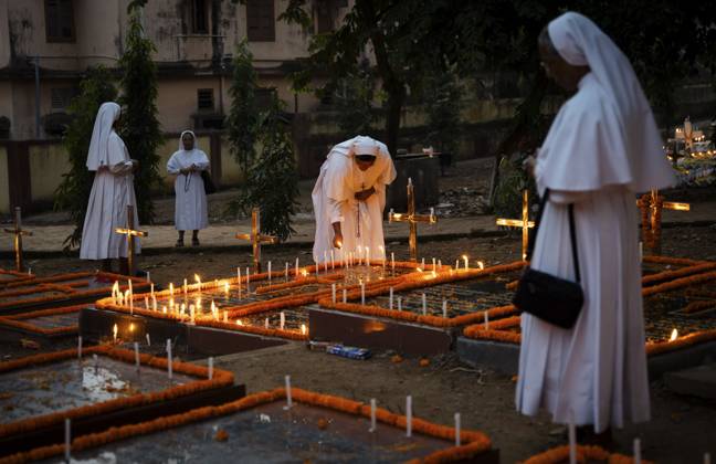 Nonnen sprechen am 2. November 2024 in Guwahati, Indien, Gebete am Grab während des Allerseelenfestes. Allerseelen ist ein christlicher Feiertag, an dem die Seelen der Verstorbenen geehrt und für sie gebetet wird, Asien Nuns offer prayers on the grave during the All souls day observation, in Guwahati, India on 2 November 2024. All Souls Day is a Christian holiday dedicated to honoring and praying for the souls of the departed Copyright: imageBROKER InfinityxNewsxCollec ibldat11694112.jpg