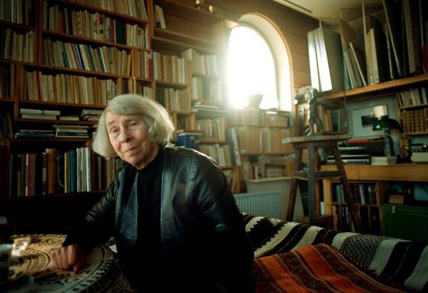 SCANPIX SWEDEN, 1991 10 11 The Finnish author Tove Jansson She is best known for the books about Moomintroll Here in the residence, Helsinki, sitting in rooms among books, bookshelves x30062x  Copyright: xDanxHansson TTx 30062