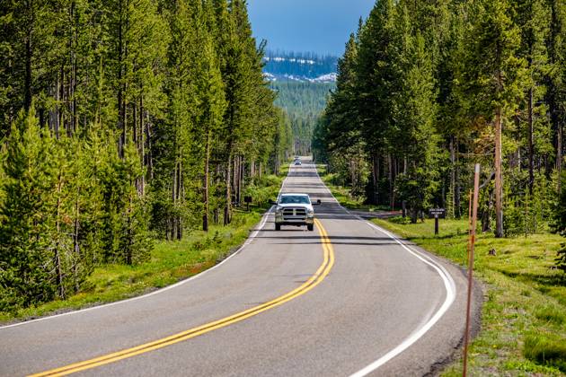 Highway im Yellowstone-Nationalpark Highway in Yellowstone National Park, Wyoming, USA Copyright: xZoonar.com NikolaixOkhitinx 11519447