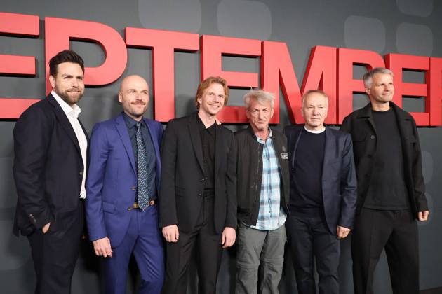 November 14, 2024, Los Angeles, California, USA: Philipp Trauer, John Ira Palmer, Tim Fehlbaum, Sean Penn, Thomas WoÃaËÜbke, Markus FoÃaËÜrderer at the September 5 premiere at Paramount Studios Los Angeles USA - ZUMAg107 20241114_zep_g107_071 Copyright: xNinaxPrommerx