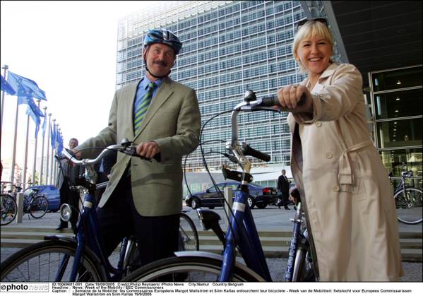 News: Week of the Mobility EEC Commissioners - Semaine de la Mobilité: les Commissaires Européens Margot Wallström et Siim Kallas enfourchent leur bicyclete - Week van de Mobiliteit: fietstocht voor Europees Commissarissen Margot Wallström en Siim Kallas 19 9 2005 Namur Belgium  Copyright: xPhilipxReynaersx