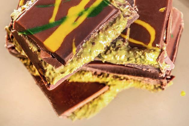 Dubai chocolate with kunafa and pistachio cream filling, hype about Dubai chocolate, Munich, November 2024 Germany, Munich, November 2024, Dubai chocolate with kunafa and pistachio cream filling, Orient Delight brand, Made in U A E , United Arab Emirates, to which Dubai also belongs, chocolate bar at REWE supermarket for 8.99