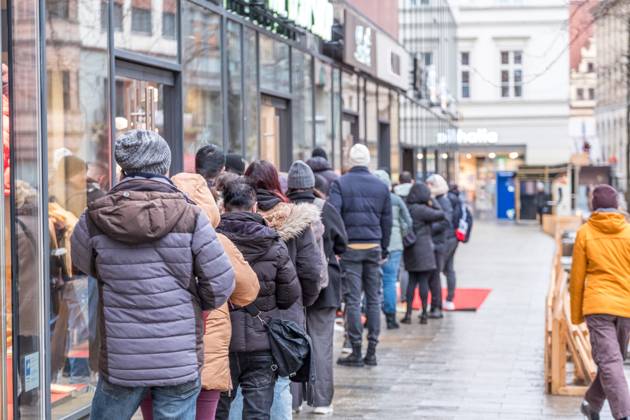 The internet hype about the so-called Dubai chocolate continues The last 100 bars of the limited 1000 bars of Dubai chocolate were sold for 14.99 today at the Lindt store on Grimmaische Strasse in Leipzig Some people waited 8 hours for Dubai chocolate Leipzig