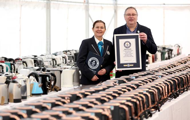 REPRO FREE *PRESS RELEASE NO REPRODUCTION FEE* EDITORIAL USE ONLY The Irish Men™s Shed Association Achieve Official Guinness World Record for the Largest Display of Kettles 19 11 2024 The Irish Men™s Shed Association, sponsored by energy company Flogas, have successfully achieved the official Guinness World Record for the Largest Display of Kettles. Kettles are the most important tool in supporting social connection and mental wellbeing for ˜Shedders™. Over one thousand new and old kettles in working order collected from Sheds nationwide and donated by Flogas were on display at the Association™s annual conference and shedfest in Mucklagh Community Centre, Tullamore, Co. Offaly on Tuesday 19th November 2024. The official Guinne Copyright: x INPHO JamesxCrombiex 1054045343st
