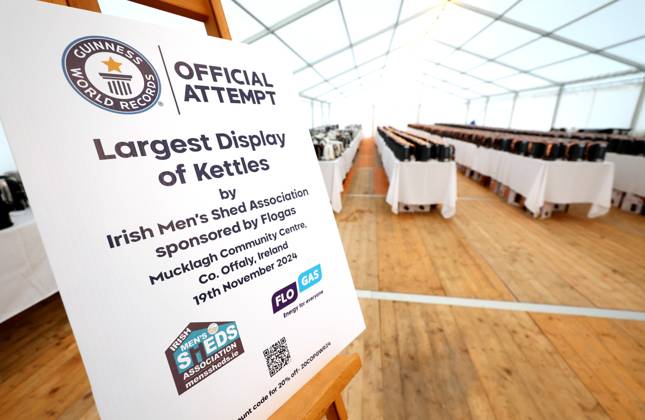 REPRO FREE *PRESS RELEASE NO REPRODUCTION FEE* EDITORIAL USE ONLY The Irish Men™s Shed Association Achieve Official Guinness World Record for the Largest Display of Kettles 19 11 2024 The Irish Men™s Shed Association, sponsored by energy company Flogas, have successfully achieved the official Guinness World Record for the Largest Display of Kettles. Kettles are the most important tool in supporting social connection and mental wellbeing for ˜Shedders™. Over one thousand new and old kettles in working order collected from Sheds nationwide and donated by Flogas were on display at the Association™s annual conference and shedfest in Mucklagh Community Centre, Tullamore, Co. Offaly on Tuesday 19th November 2024. The official Guinne Copyright: x INPHO JamesxCrombiex 1054045352st