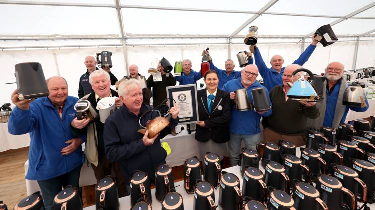 REPRO FREE *PRESS RELEASE NO REPRODUCTION FEE* EDITORIAL USE ONLY The Irish Men™s Shed Association Achieve Official Guinness World Record for the Largest Display of Kettles 19 11 2024 The Irish Men™s Shed Association, sponsored by energy company Flogas, have successfully achieved the official Guinness World Record for the Largest Display of Kettles. Kettles are the most important tool in supporting social connection and mental wellbeing for ˜Shedders™. Over one thousand new and old kettles in working order collected from Sheds nationwide and donated by Flogas were on display at the Association™s annual conference and shedfest in Mucklagh Community Centre, Tullamore, Co. Offaly on Tuesday 19th November 2024. The official Guinne Copyright: x INPHO JamesxCrombiex 1054045354st