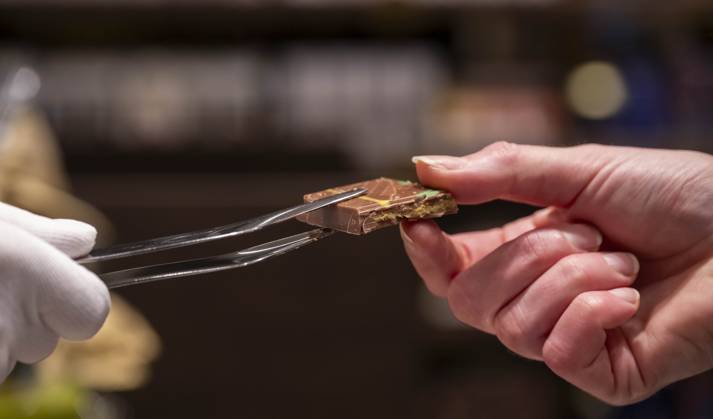 19 11 2024, Dubai chocolate, sale in the Lindt store in Dresden, sweets, hype, influencer, Dresden