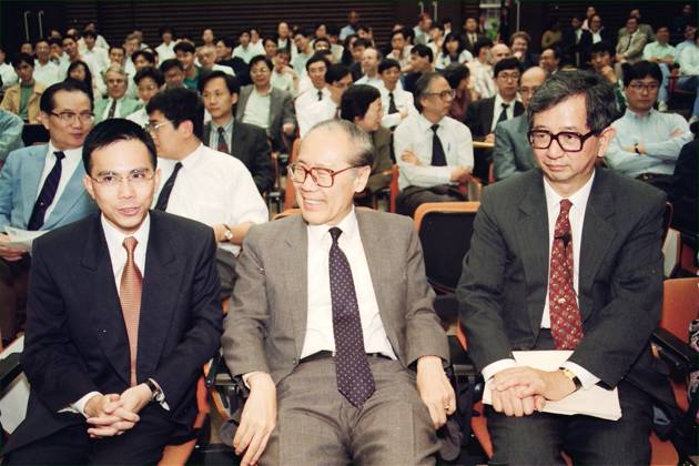Cheung Kong Holdings Deputy Chairman Victor Li Tzar-kuoi (left), the University of Hong Kong Vice-Chancellor Professor Wang Gungwu (center) and Nobel Prize-winning chemist, Professor Lee Yuan-tseh, at a prize-giving ceremony at the University of Hong Kong. Professor Lee, also known as the Mozart of chemistry and physics , called on the Chinese government to increase resources for education and science. EDITORIAL USE ONLY  Copyright: xx MER2016052305370440 PostxStaffxPhotographerx scmpphotos424229