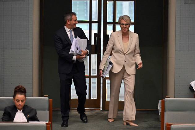 QUESTION TIME, Treasurer Jim Chalmers and Minister for Environment Tanya Plibersek arrive for Question Time in the House of Representatives at Parliament House in Canberra, Tuesday, November 26, 2024. ( NO ARCHIVING, EDITORIAL USE ONLY, NO USE IN BOOKS WITHOUT CONSENT CANBERRA AUSTRALIAN CAPITAL TERRITORY AUSTRALIA PARLIAMENT HOUSE  Copyright: xMICKxTSIKASx 20241126187028964569