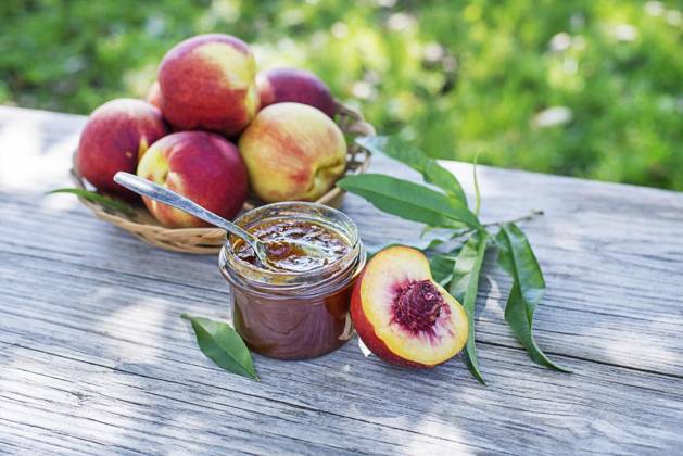 IMAGO Creative, Jahreszeit Sommer, Food, Marmelade kochen Peach jam, Peach jam or marmalade in a glass jar with ripe peaches, outdoors on sunny day, Peach jam or marmalade in a glass jar with ripe peaches, outdoors on sunny day, 22.09.2024, Copyright: xzidix Panthermedia37943353.jpg