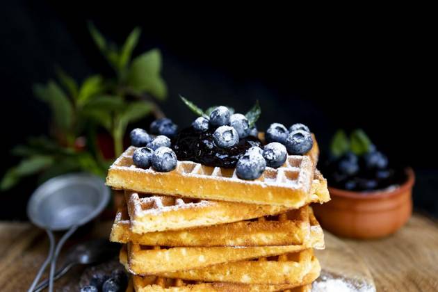  Waffles with fresh blueberries and powdered sugar on the rustic, Waffles with fresh blueberries and powdered sugar on the rustic table. Freshly baked Belgian waffles, Waffles with fresh blueberries and powdered sugar on the rustic table. Freshly baked Belgian waffles, 08.10.2024, Copyright: xalexandarilichx Panthermedia38050059.jpg