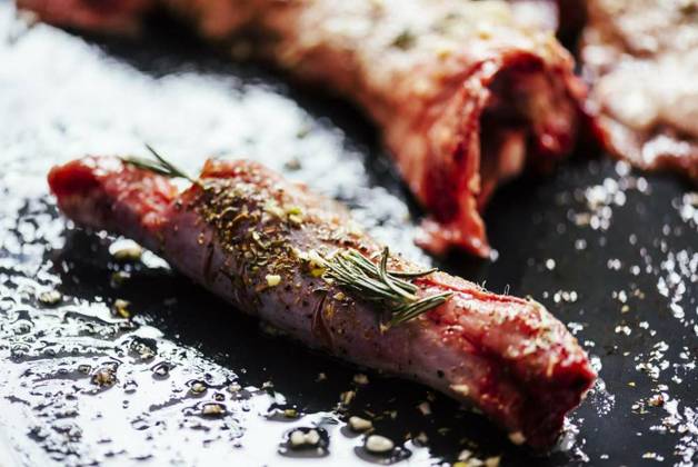  Lamb meat bbq preparation. Closeup of lamb chops with spices and, Lamb meat bbq preparation. Closeup of lamb chops with spices and rosemary on black rustic plate. Restaurant cuisine barbecue dish., Lamb meat bbq preparation. Closeup of lamb chops with spices and rosemary on black rustic plate. Restaurant cuisine barbecue dish., 20.10.2024, Copyright: xhitdelightx Panthermedia38135078.jpg