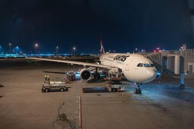 22 10 2024, Singapore, Republic of Singapore, Asia An Airbus A330 200 passenger aircraft of the Australian airline Qantas Airways with the registration VH EBJ is parked at the gate at Changi International Airport SIN and is being loaded Qantas is a member of the Oneworld Airline Alliance