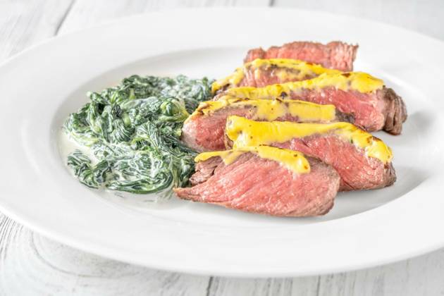  Cheese topped beef steak, Cheese topped beef steak with creamy spinach, Cheese topped beef steak with creamy spinach, 23.10.2024, Copyright: xAlex9500x Panthermedia38163301.jpg