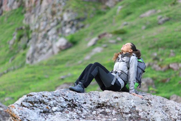  Hiker resting and breathing sitting in nature, Hiker resting and breathing sitting on a rock in nature, Hiker resting and breathing sitting on a rock in nature model released, Symbolfoto , 05.11.2024, Copyright: xPheelingsMediax Panthermedia38239428.jpg