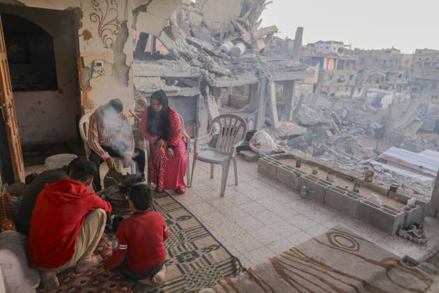 Bilder des Jahres 2024, News 12 Dezember News Themen der Woche KW49 News Bilder des Tages Israeli Palestinian conflict A Palestinian family sits amidst the rubble of their destroyed home, sharing a meal in Khan Younis, Gaza Strip, on December 3, 2024. Many displaced families struggle to access food and basic necessities. Gaza Gaza Strip Palestinian territories Copyright: xYoussefxAlzanounx