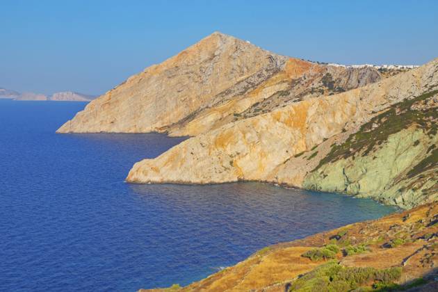 Blick auf die Küste der Insel Folegandros mit ihren bunten Felsen, Chora, Insel Folegandros, Kykladeninseln, Griechenland, Europa View of Folegandros Island multicolored rocks coastline, Chora, Folegandros Island, Cyclades Islands, Greece, Europe Copyright: imageBROKER MarcoxSimoni iblsim11905865.jpg
