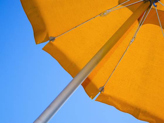 sunshade slanting Teilansicht eines orange-farbenen Sonnenschirms von unten in Schrägansicht vor blauen Himmel ,model released, Symbolfoto Copyright: xZoonar.com AndyxNowackx 4913239 ,model released, Symbolfoto ,property released