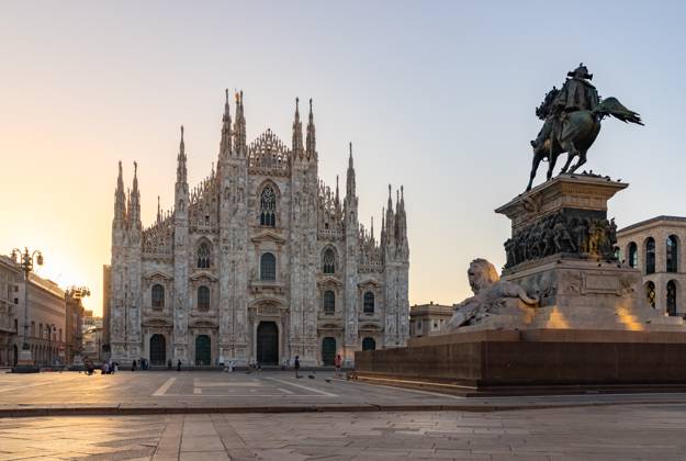 Piazza del Duomo bei Sonnenaufgang Piazza del Duomo bei Sonnenaufgang Copyright: xZoonar.com BrunoxCoelhox 22373725