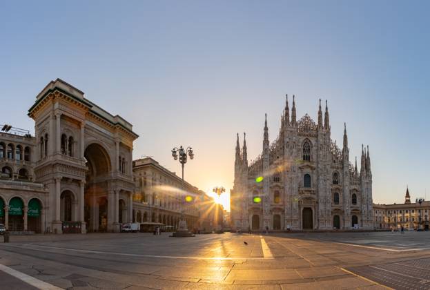 Piazza del Duomo bei Sonnenaufgang Piazza del Duomo bei Sonnenaufgang Copyright: xZoonar.com BrunoxCoelhox 22373731