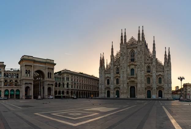Piazza del Duomo bei Sonnenaufgang Piazza del Duomo bei Sonnenaufgang Copyright: xZoonar.com BrunoxCoelhox 22373740