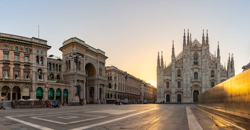 Piazza del Duomo bei Sonnenaufgang Piazza del Duomo bei Sonnenaufgang Copyright: xZoonar.com BrunoxCoelhox 22373820