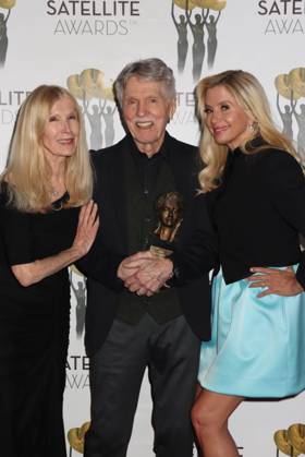 Mirjana Van Blaricom, Tom Skerritt, Mira Sorvino 04 02 2022 The 26th Annual Satellite Awards Photocall at the W Hollywood in Hollywood, CA Photo by Izumi Hasegawa Hollywood News Wire Inc. Los Angeles CA USA EDITORIAL USE ONLY Copyright: xHollywoodxNewsxWirexInc.x IzumixHasegawax xHollywoodxNewsxWirexInc.x hnphotos087110