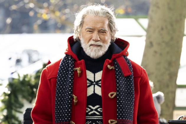 Arnold Schwarzenegger as Santa Claus during the filming of the Amazon MGM Studios movie The Man with the Bag in Bryant Park New York, 18 12 2024 Foto:xM.xCranex xFuturexImagex schwarzenegger_4205