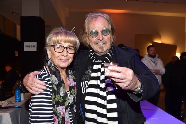 30 years of Christmas with Frank Zander Frank Zander with wife Evi Zander for the 30th anniversary of Frank Zander, Marcus Zander Christmas with Frank Family Estrel Covention Center Berlin, on 21 12 2024 Photopress Mueller