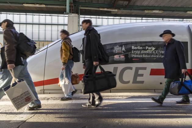 Stuttgart Central Station Platform with InterCityExpress ICE In cooperation with the French railroad company SNCE, Deutsche Bahn offers direct connections between Berlin and Paris 19 12 2024 Stuttgart, Baden Württemberg, Germany, Europe
