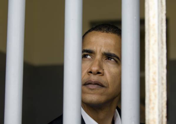 Sen. Barack Obama (D-Ill.) peers out of what was Nelson Mandela s prison cell on Robben Island off the coast of Cape Town, South Africa, Sunday, August 20, 2006. (Pete Souza Chicago Tribune MCT) KEN EDITORIAL USE ONLY Copyright: xx 1034078 PetexSouzax krtphotoslive224610