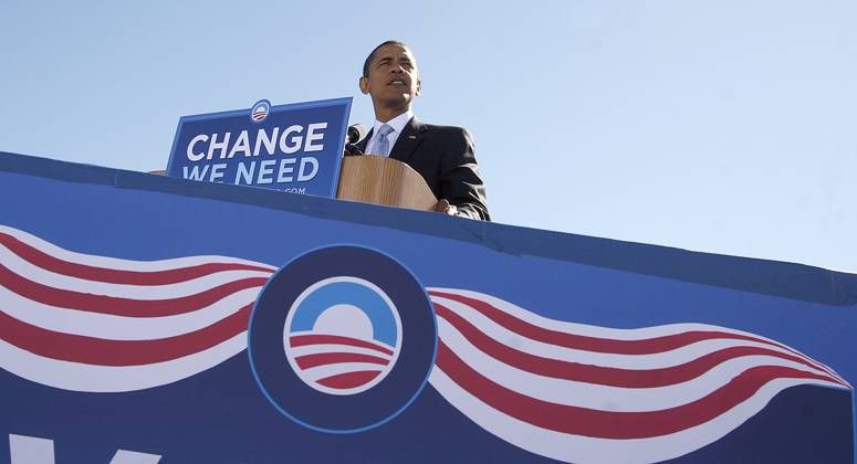Obama Democratic presidential candidate Sen. Barack Obama addresses the crowd during a rally at Sarasota s Ed Smith Stadium in Sarasota, Florida, Thursday, October 30, 2008. (Tiffany Tompkins-Condie Bradenton Herald MCT) SARASOTA FL USA EDITORIAL USE ONLY Copyright: xx 1065167 TiffanyxTompkins-Condiex krtphotoslive329500