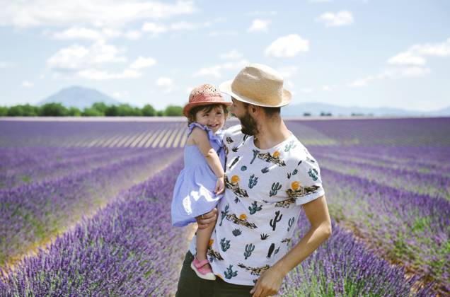 France, Provence, Valensole plateau, happy father and daughter in lavender fields in the summer model released, Symbolfoto, GEMF02126