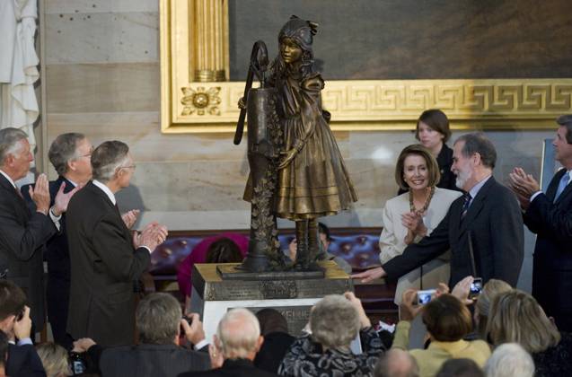 Helen Keller From left, House Majority Leader Steny Hoyer, D-Md., Senate Minority Leader Mitch McConnell, R-Ky., Senate Majority Leader Harry Reid, D-Nev., Speaker Nancy Pelosi, D-Calif., Carl Augusto, president and CEO, American Foundation for the Deaf and Blind, and Gov. Bob Riley, R-Ala., admire the new statue of Helen Keller during an unveiling ceremony in the rotunda, Oct. 7, 2009. Washington DC USA EDITORIAL USE ONLY Copyright: xx TomxWilliamsx rollcallpix048346