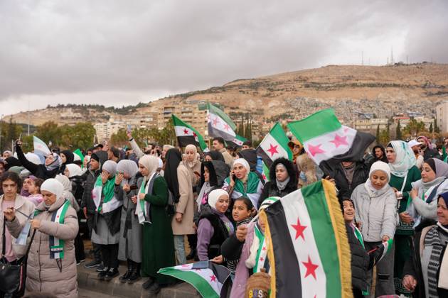 Bilder des Jahres 2024, News 12 Dezember News Themen der Woche KW52 News Bilder des Tages Syrians Celebrate The Overthrow Of The Assad Regime In Umayyad Square, Damascus On December 27, 2024, Syrians Gathered In Umayyad Square In The Heart Of Damascus To Celebrate The Victory Over Bashar Al-Assad s Regime. Participants Waved The Syrian Revolution Flags And Held Up Photos Of Martyrs And Detainees, Honoring Their Sacrifices. The Celebrations Included Military Parades Performed By The Revolutionaries Who Played A Pivotal Role In Toppling The Regime, Amid An Atmosphere Of Joy And Cheers That Filled The Square And Surrounding Areas. Damascus Syria Copyright: xRamixAlsayedx originalFilename: alsayed-notitle241227_nps8V