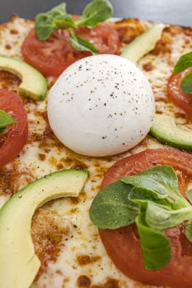 Close-up of a burrata pizza Barcelona, Catalonia, Spain R_AULNOK241228-1611867-01