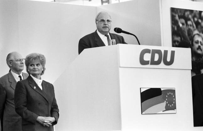 Germany, Siegburg, 30 09 1994 Archive 49 65 32 CDU Bundestag election campaign Photo Federal Chancellor Helmut Kohl in the Bundestag election campaign, on the left his wife Hannelore CDU Bundestag election campaign