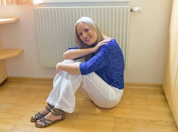 Eine junge Frau sitzt im Winter vor einem Heizkörper. Austria A young woman sits in front of a radiator in winter. Austria Copyright: imageBROKER ErwinxWodickaxwodick ibxiqx12042482.jpg ,model released, Symbolfoto ,property released
