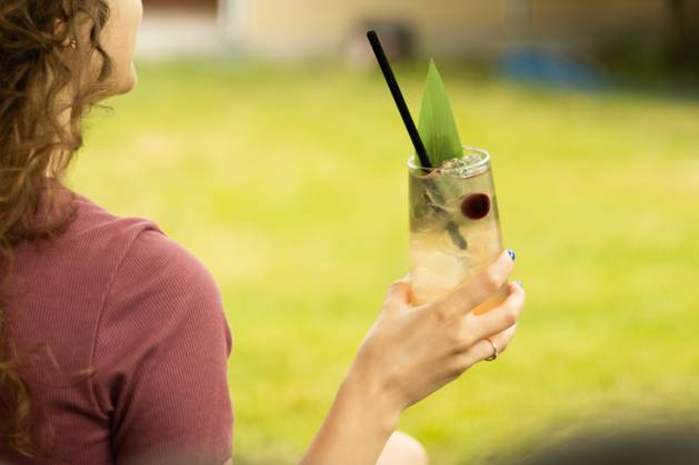 IMAGO Creative, Jahreszeit Sommer, Kirschen A woman holds a refreshing cocktail with a black straw and garnish while relaxing outdoors The scene captures a leisurely summer moment, embodying relaxation and enjoyment Model Released Ptashkimenko_ID25739_742568_007 Copyright: xPtashkimenkox RECORD DATE NOT STATED