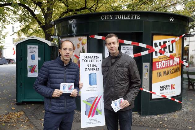 City Toilet the Wall GmbH in Berlin will from 2019 de facto abolished, none Extension of Cooperation agreement with the Country Berlin, Symbolic Action against this Decision of Senate the Berlin CDU with Stefan Evers and Christian Graeff and a Dixi Loo, Berlin Germany, Germany